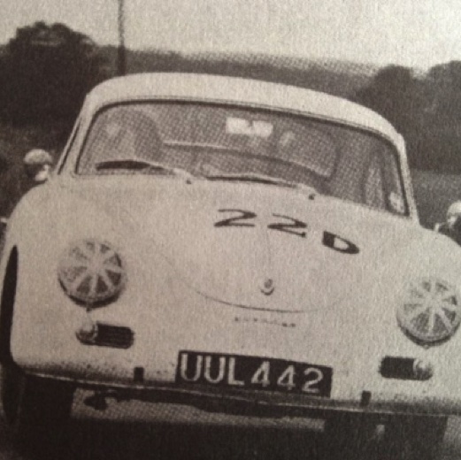 Avec la Porsche  356 1600S de 
Ian Scott Watson
© Graham Gault